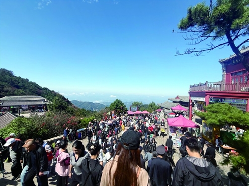 双节期间,泰山景区迎来了一年中的又一个客流高峰期
